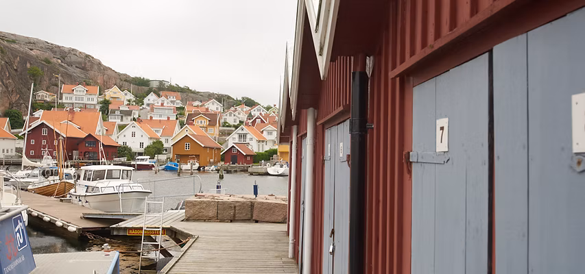 Veberg utför tillsyn av fritidshus vid den bohuslänska kusten