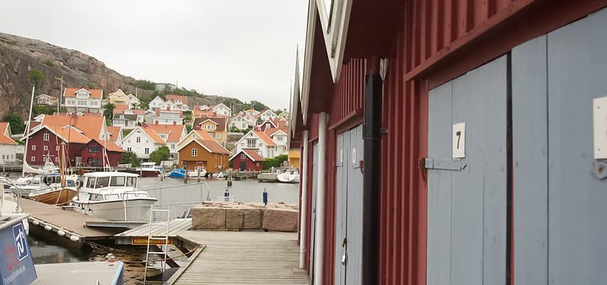 Veberg utför tillsyn av fritidshus vid den bohuslänska kusten