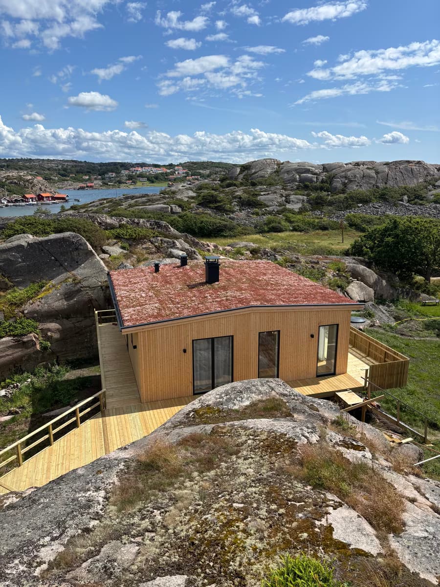 Nybyggd komplementbostad med trästomme under uppförande