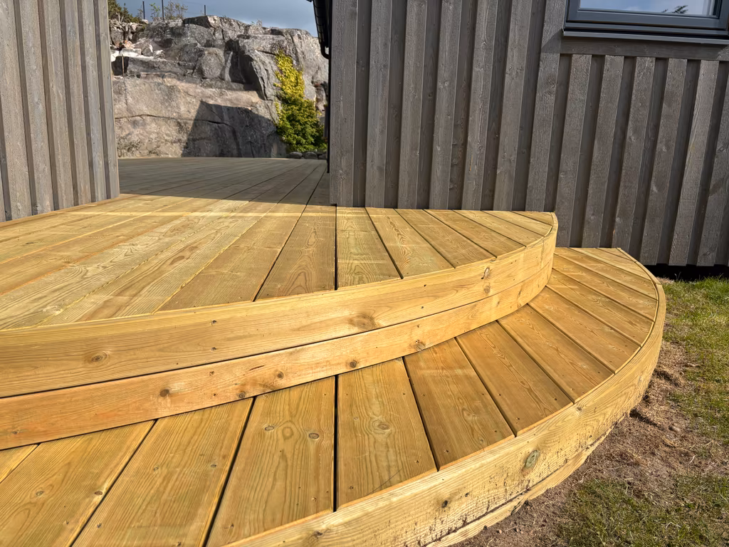 Detaljerat snickeriarbete med skräddarsydd panelklädsel på villa