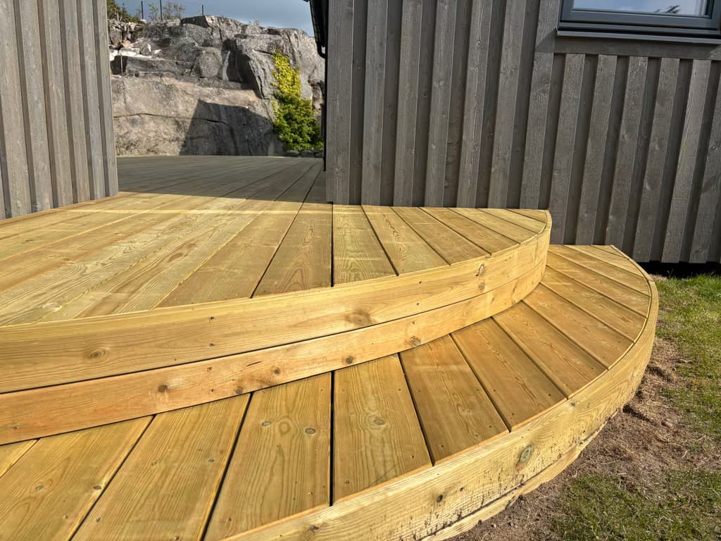 Detaljerat snickeriarbete med skräddarsydd panelklädsel på villa